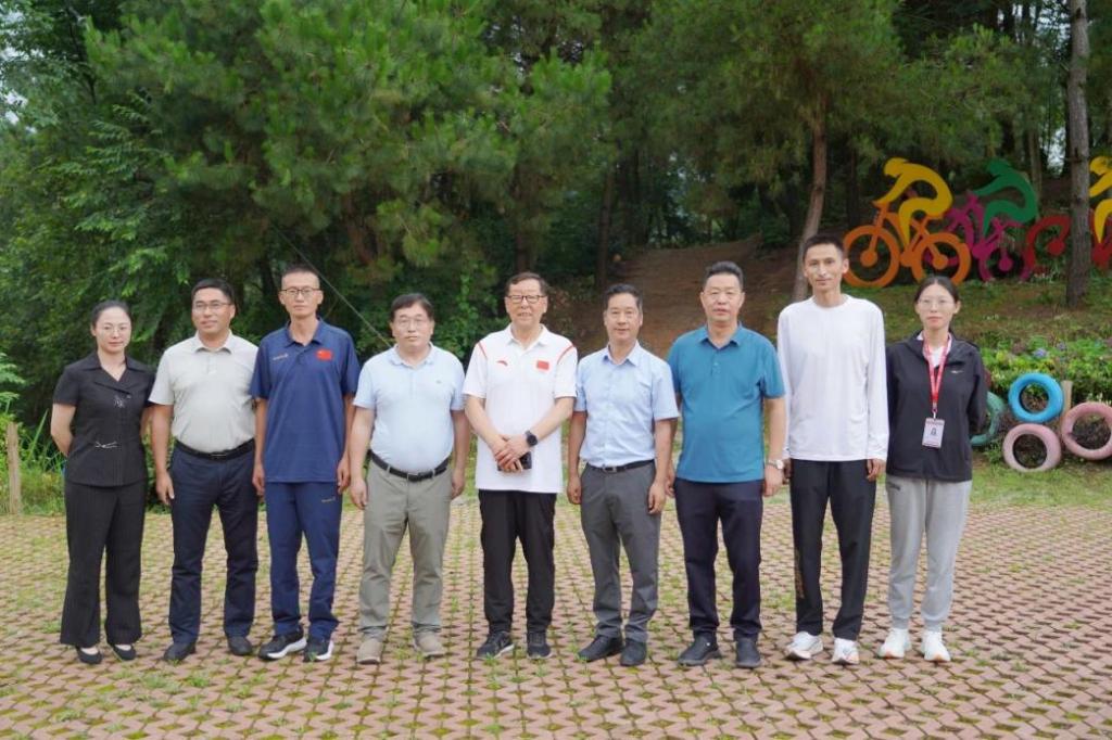 中国自行车运动协会主席崔大林一行到我院进行考察调研